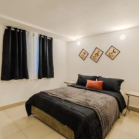 Walled 9br Luxury - Jacuzzi & Pool Table Holiday home