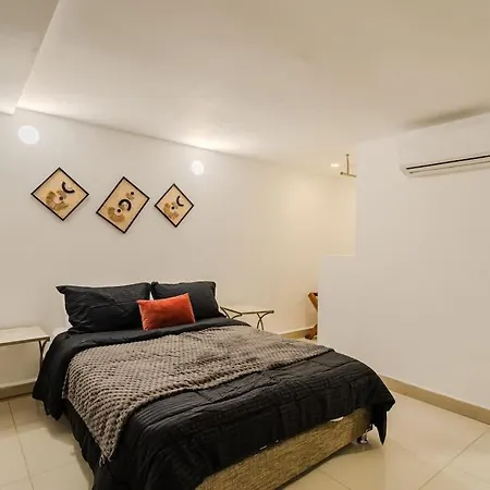 Holiday home Walled 9br Luxury - Jacuzzi & Pool Table *