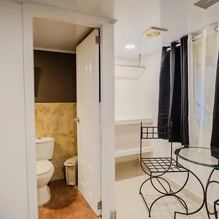 Holiday home Walled 9br Luxury - Jacuzzi & Pool Table *