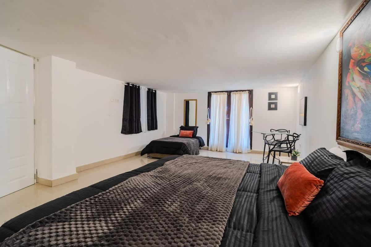 Walled 9br Luxury - Jacuzzi & Pool Table