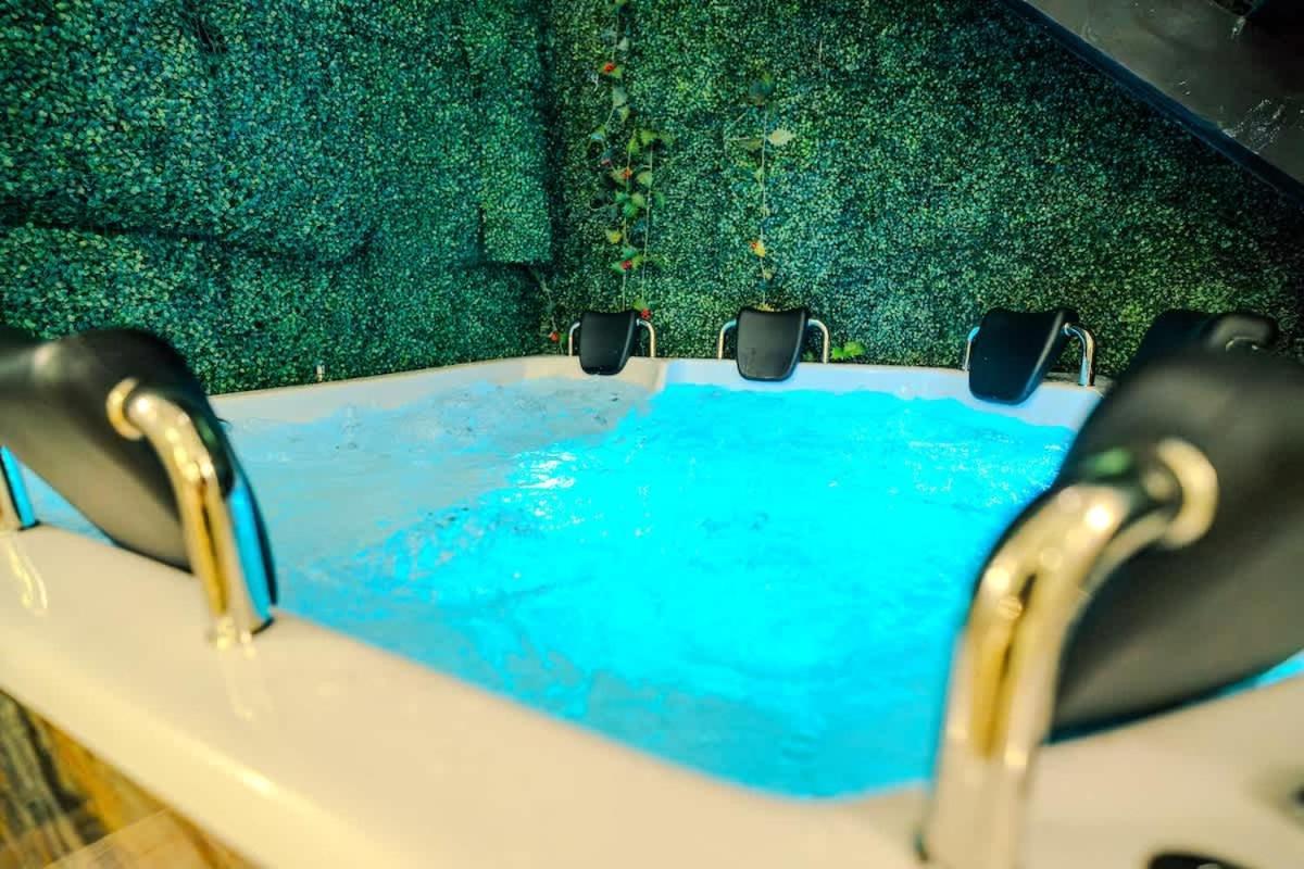Holiday home Walled 9br Luxury - Jacuzzi & Pool Table