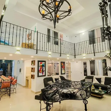 Walled 9br Luxury - Jacuzzi & Pool Table *
