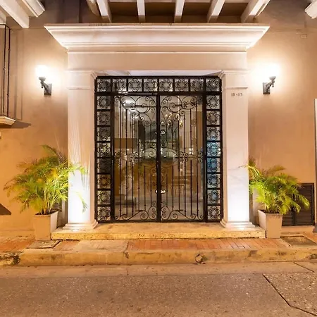 Сasa de vacaciones Walled 9br Luxury - Jacuzzi & Pool Table *