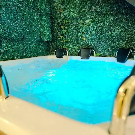 Сasa de vacaciones Walled 9br Luxury - Jacuzzi & Pool Table